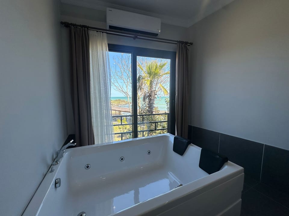 Romantic Room | Bathroom | Shower, rainfall showerhead, eco-friendly toiletries, hair dryer