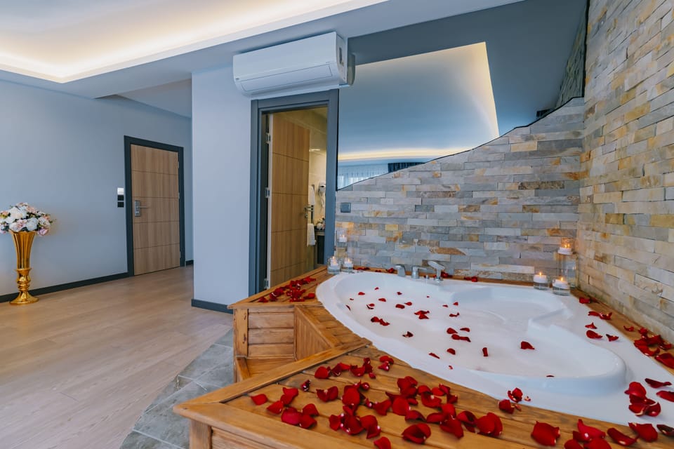 Honeymoon Room | Bathroom | Shower, free toiletries, hair dryer, slippers