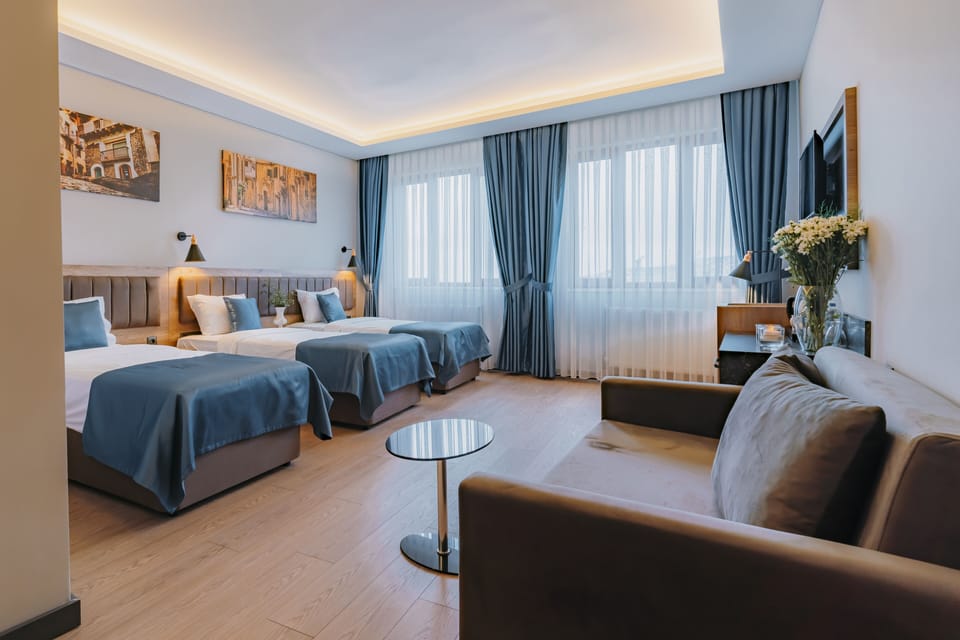 Deluxe Triple Room | Bathroom | Shower, free toiletries, hair dryer, slippers