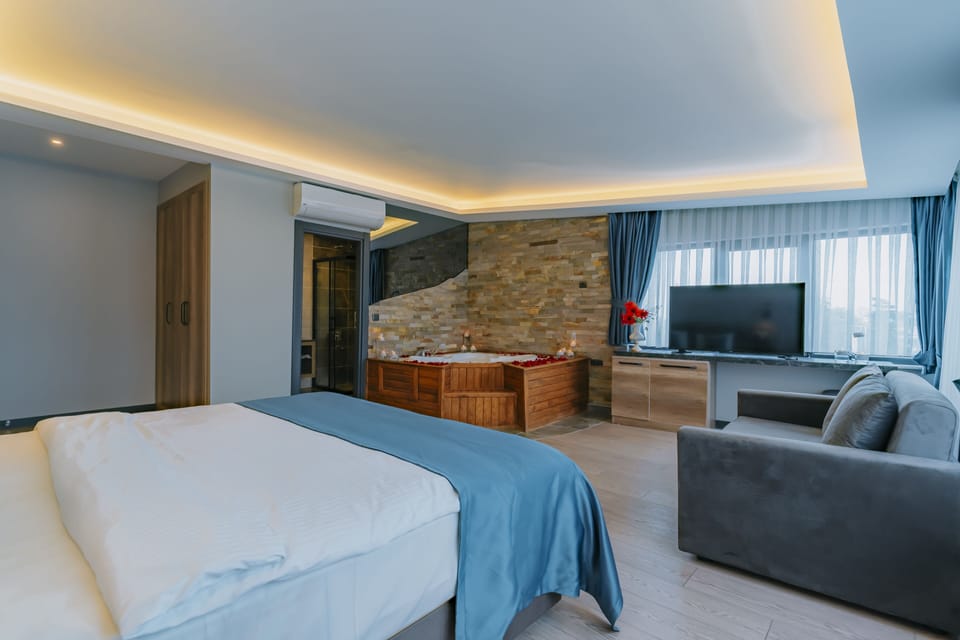 Honeymoon Room | Premium bedding, minibar, in-room safe, desk