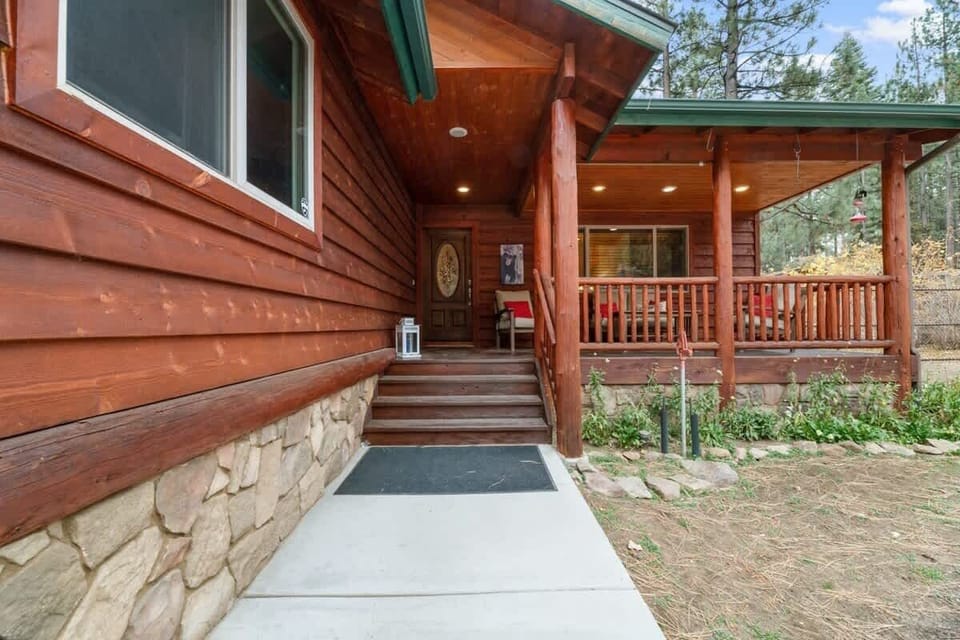 Nice covered porch and entry way.