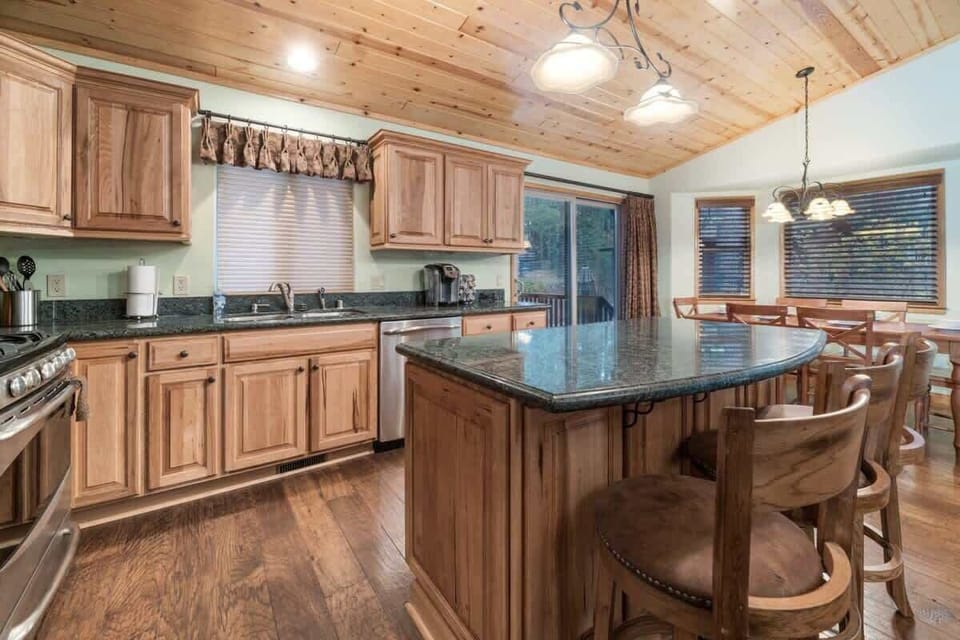 Convenient granite breakfast bar for a quick bite.
