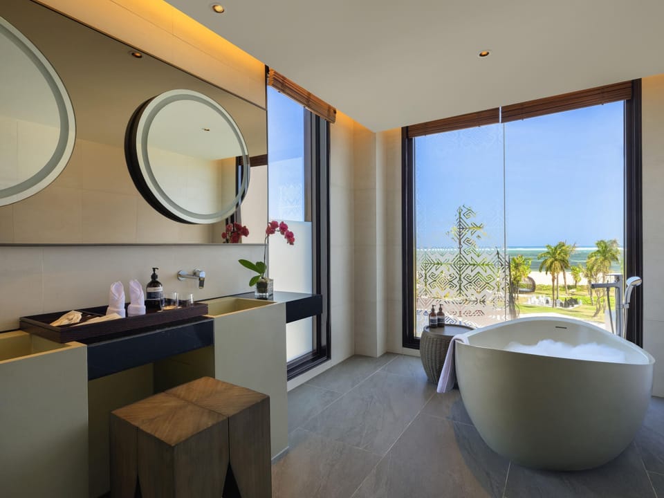 Deluxe Suite, 1 King Bed, Balcony | Pillowtop beds, minibar, in-room safe, laptop workspace