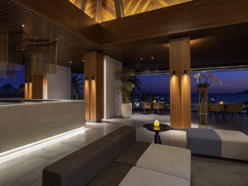 2 bars/lounges, sports bar, lobby lounge