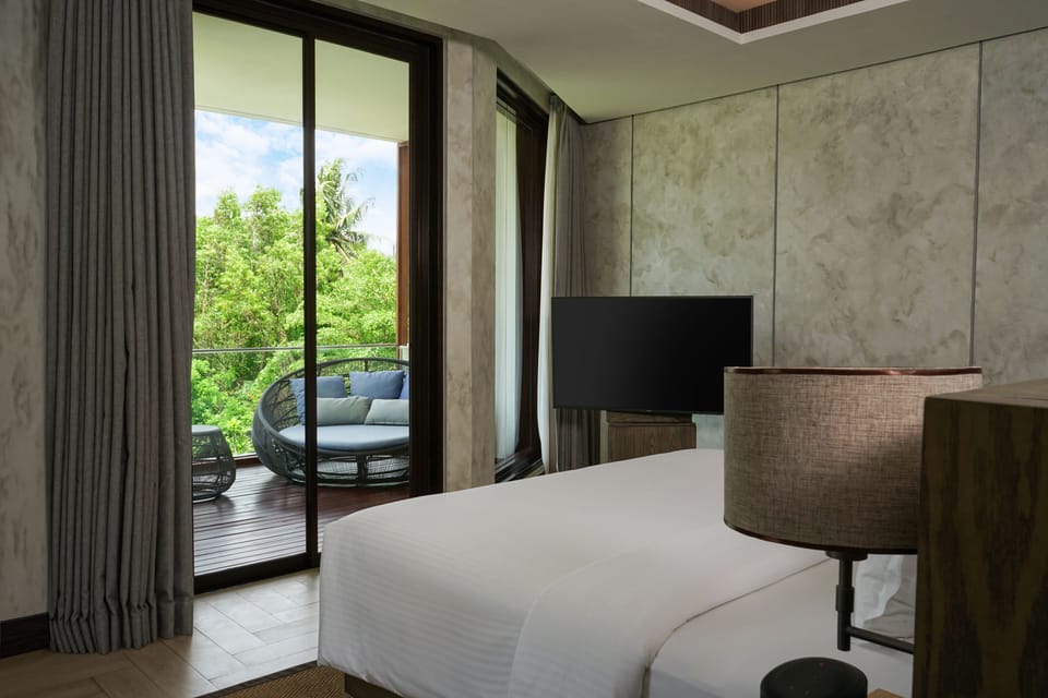 Executive Room, 1 King Bed, Balcony | Pillowtop beds, minibar, in-room safe, laptop workspace