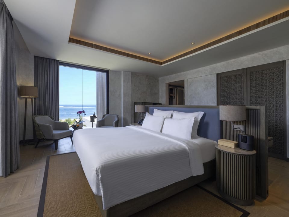 Executive Room, 1 King Bed, Balcony | Pillowtop beds, minibar, in-room safe, laptop workspace