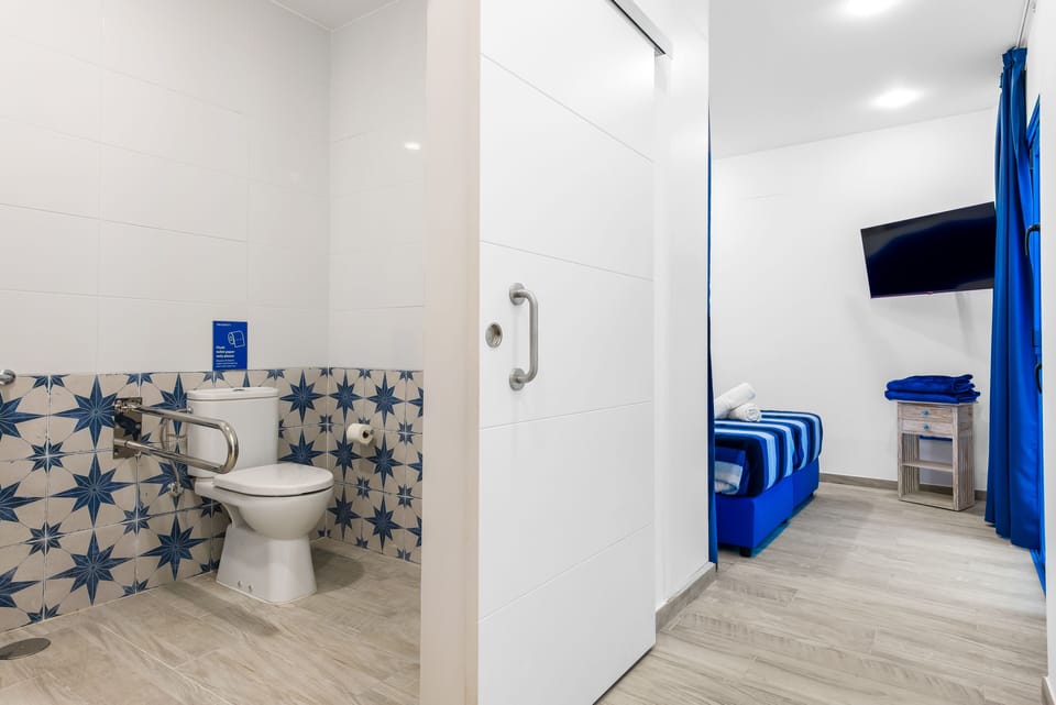 Okeanos-11 | Bathroom | Shower, towels