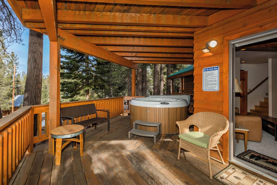 Hot Tub On Lower Deck Off Bonus Room
