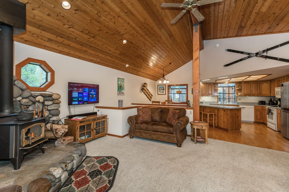 Upstairs Living Area, Wood Fireplace & Smart TV With Cable & DVD