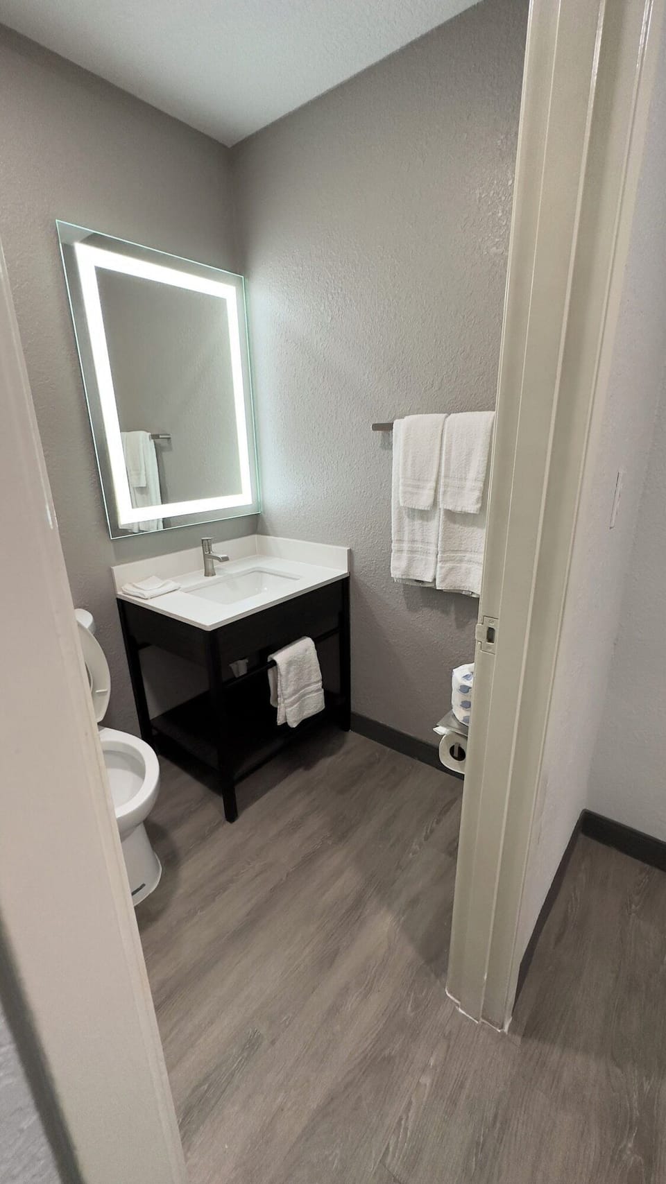 Combined shower/tub, towels