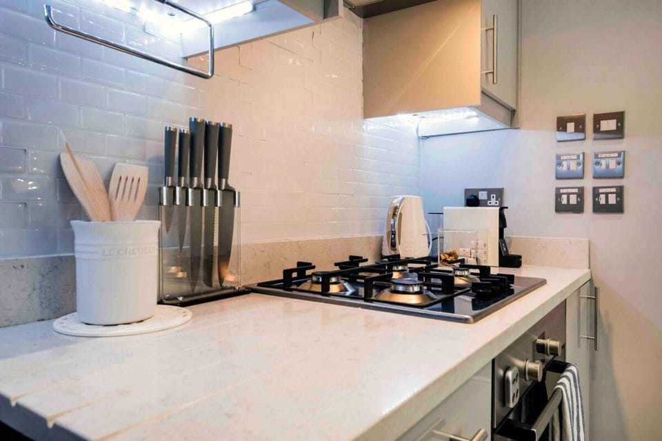 Apartment | Private kitchen | Fridge, stovetop, dishwasher, coffee/tea maker