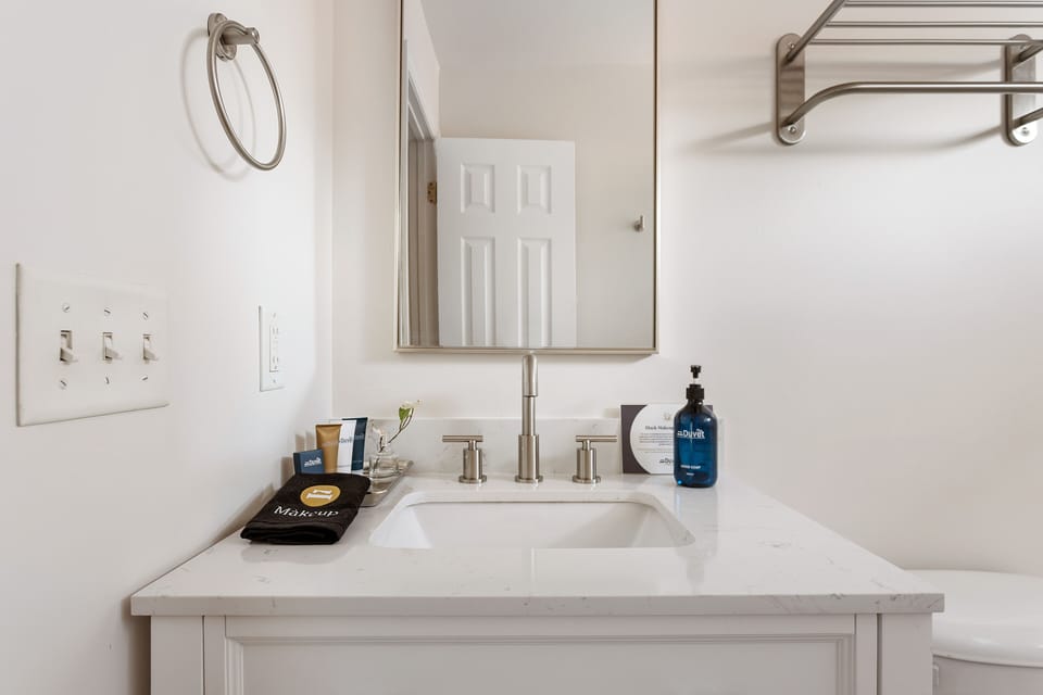 Full Bathroom with Tub/Shower Combo