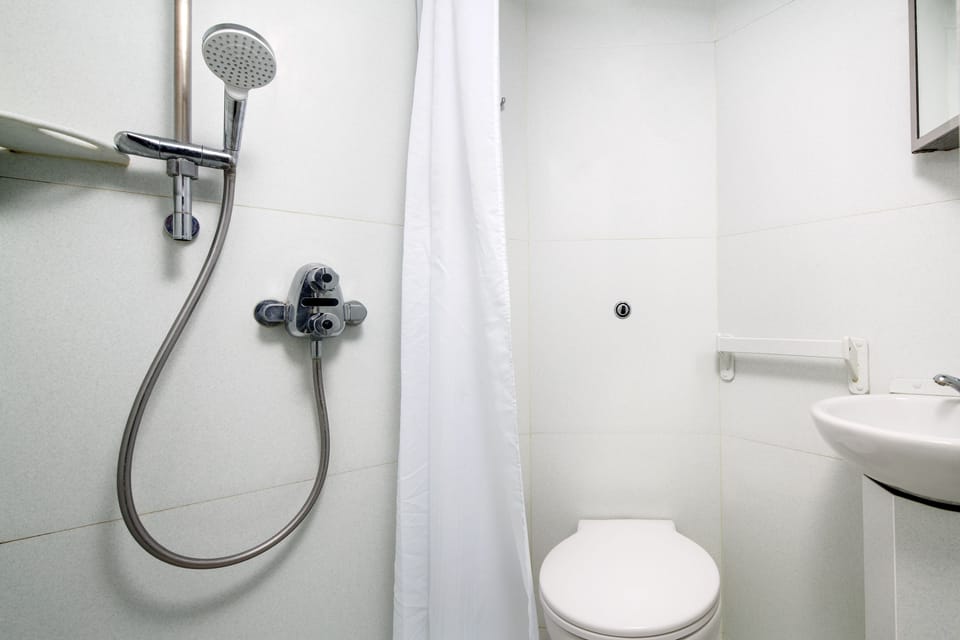 Standard Single Room | Bathroom | Free toiletries, towels, soap, shampoo