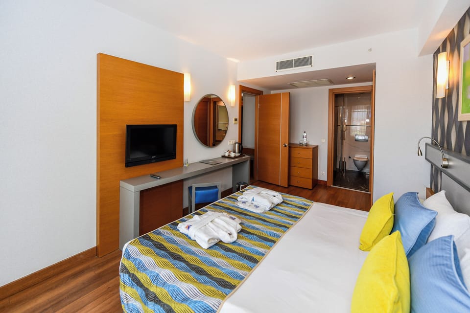 Minibar, in-room safe, desk, cribs (free)