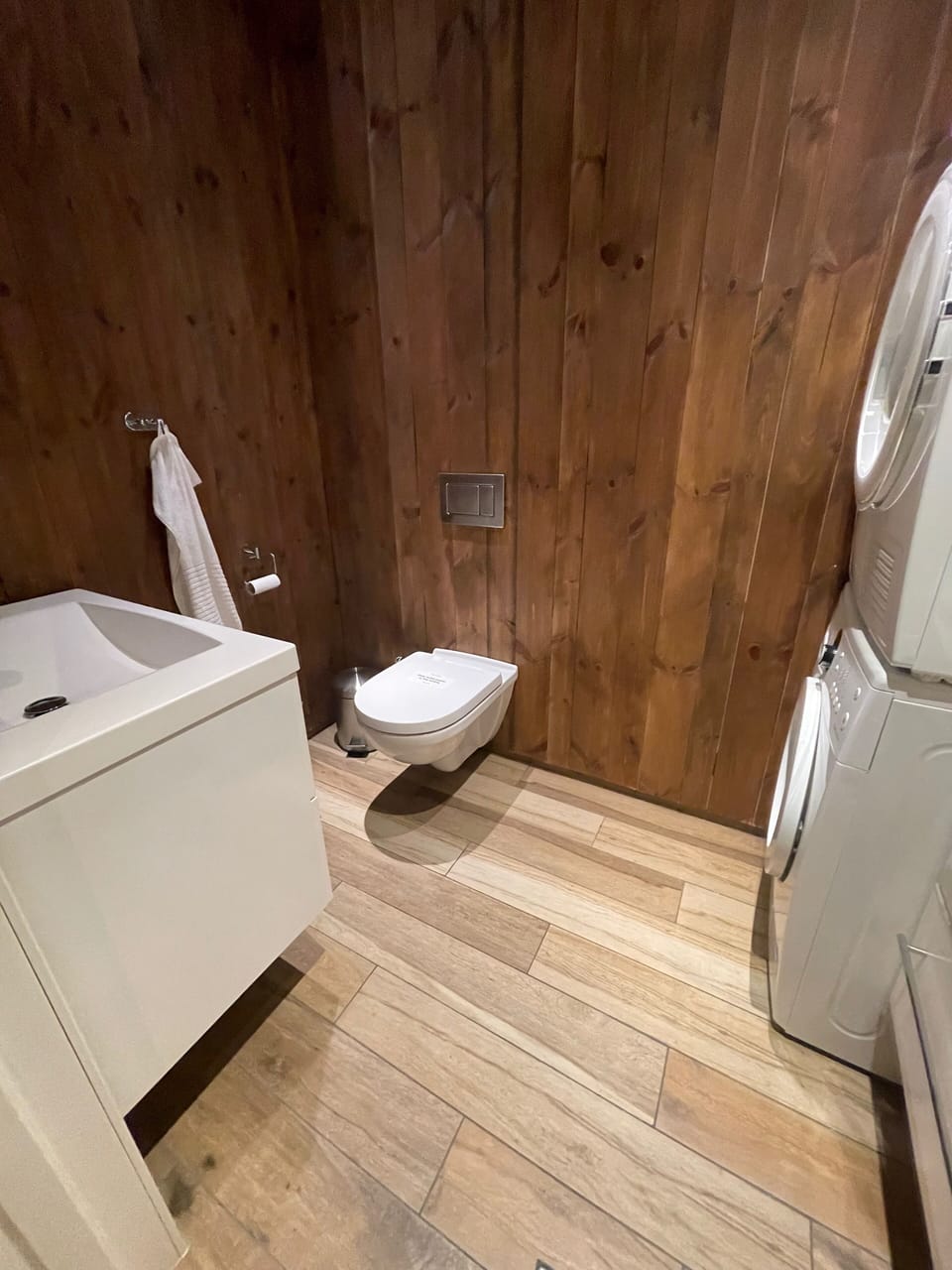 Gjestetoalett med vaskemaskin og tørketrommel