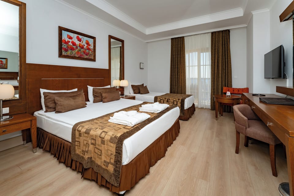 Standard Room, Sea View | Premium bedding, minibar (free items), in-room safe, desk