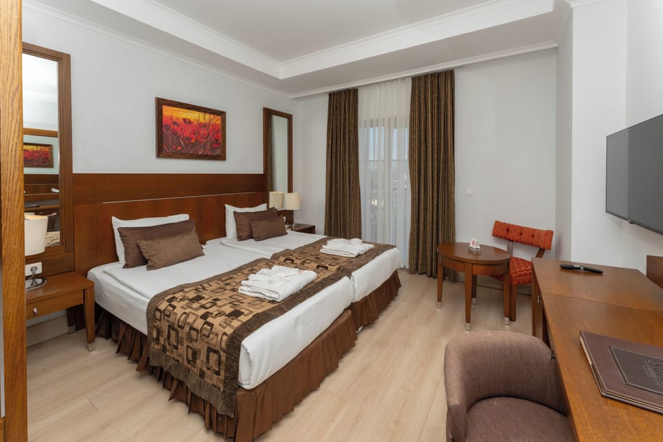 Standard Room, Garden View | Premium bedding, minibar (free items), in-room safe, desk
