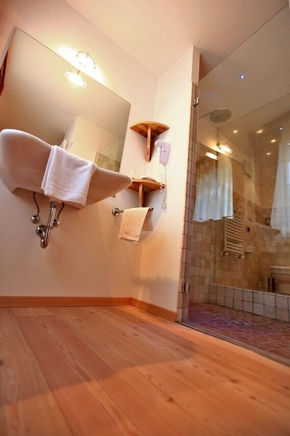 Double Room | Bathroom | Shower, rainfall showerhead, free toiletries, hair dryer