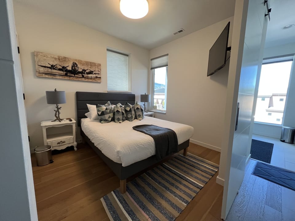 Queen bedroom 