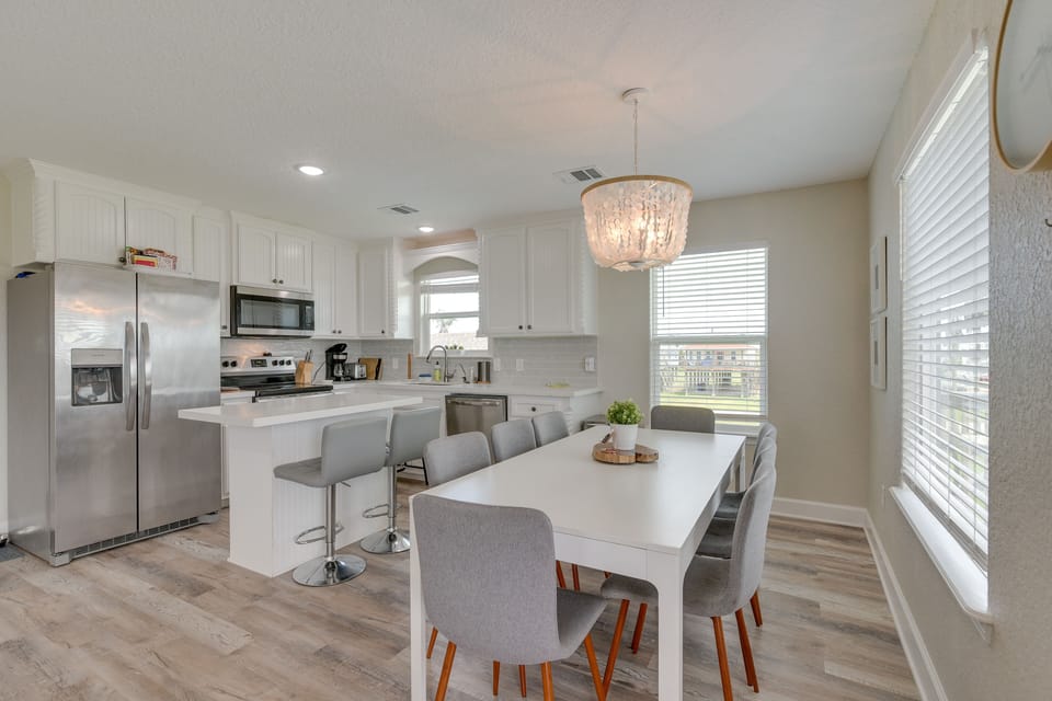 Dining Area | Main Floor | Dishware & Flatware Provided