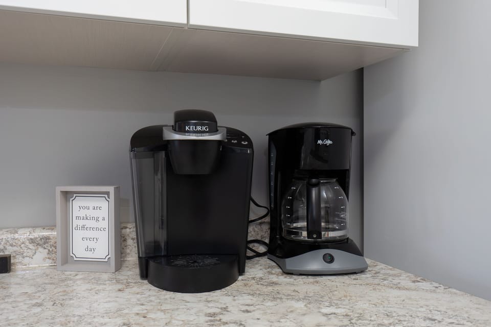 Both Traditional Drip and Keurig Single Serve Coffee Maker