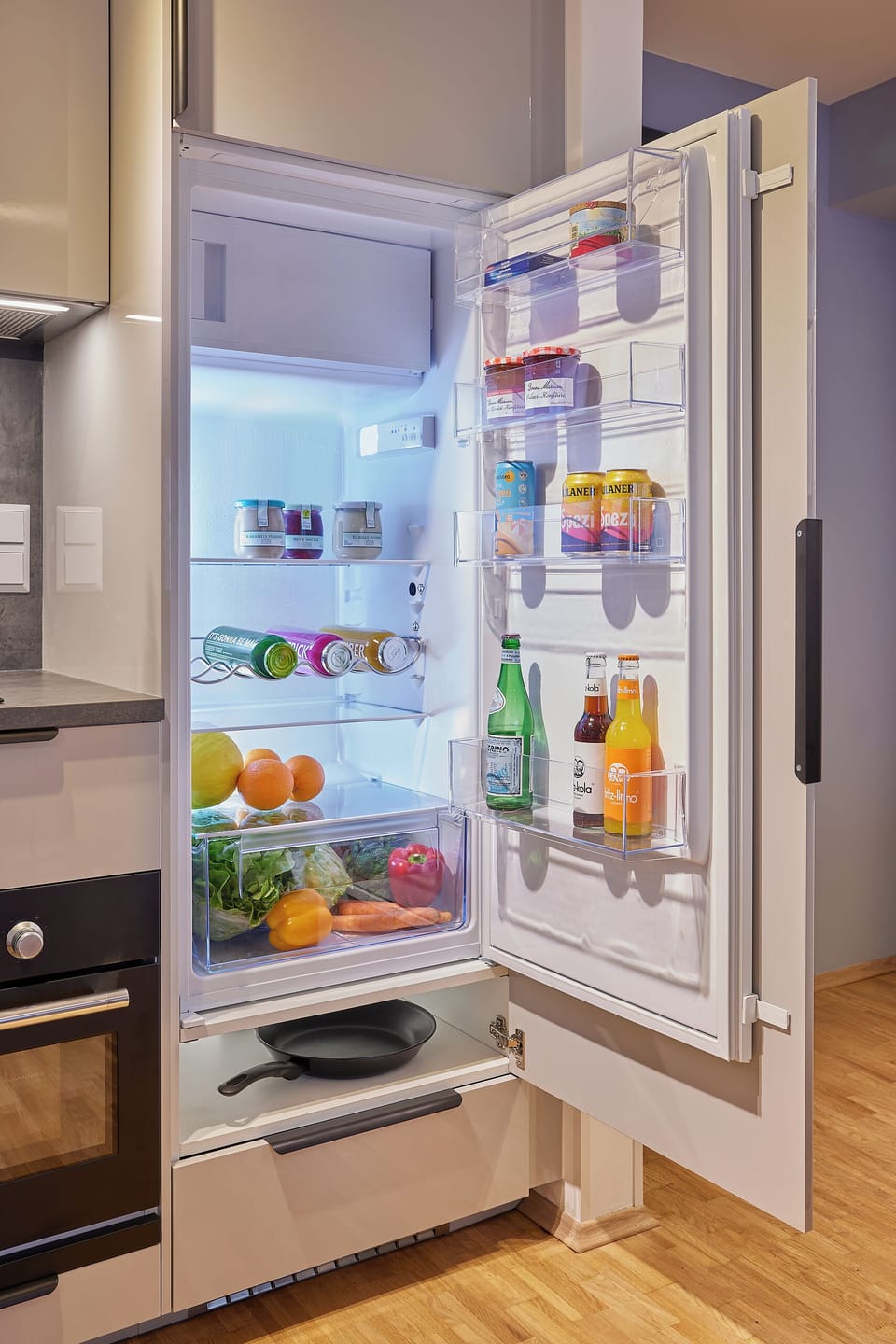 Full-size fridge, microwave, oven, stovetop