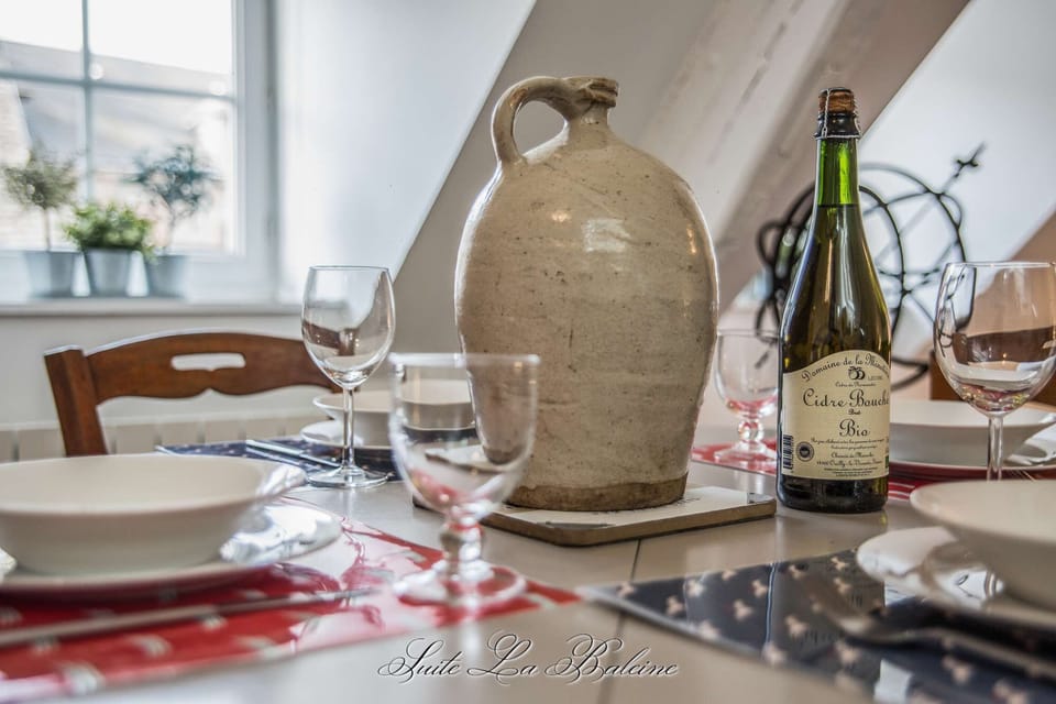 Suite la Baleine - Dining area (Decoration detail)