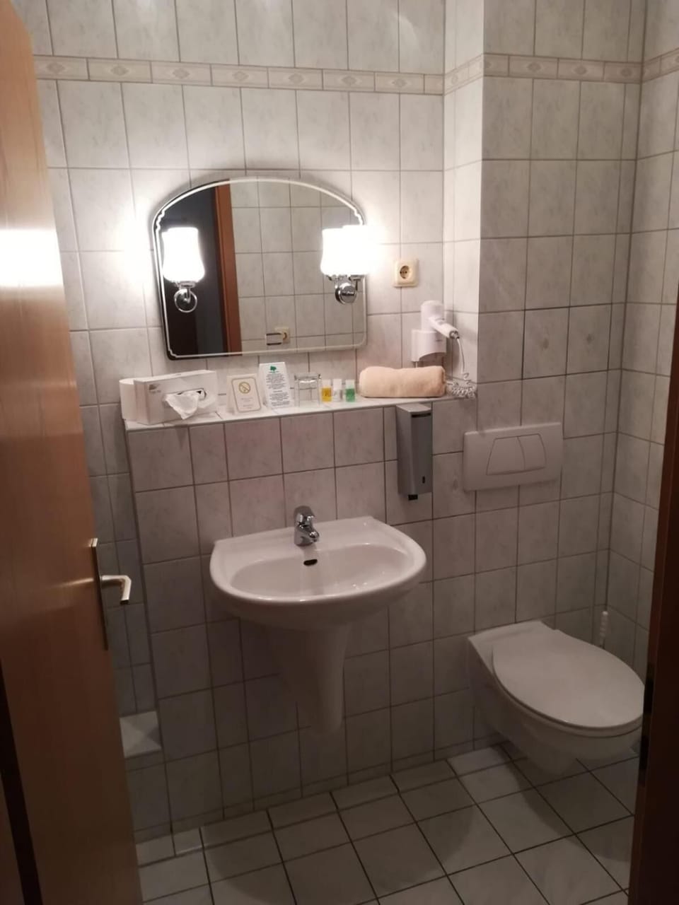 Shower, free toiletries, towels
