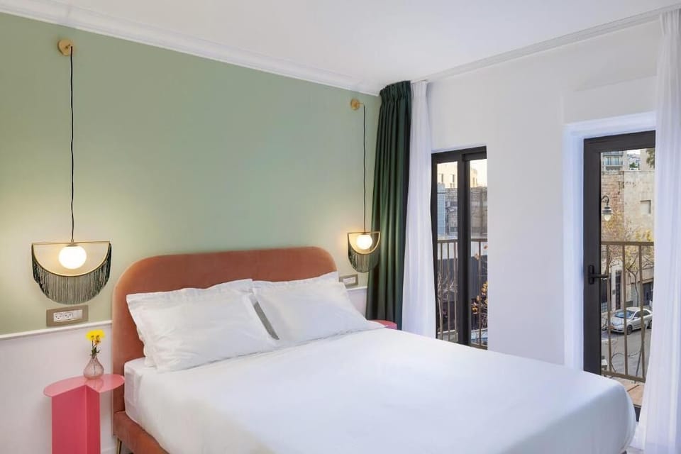 Minibar, desk, laptop workspace, free WiFi