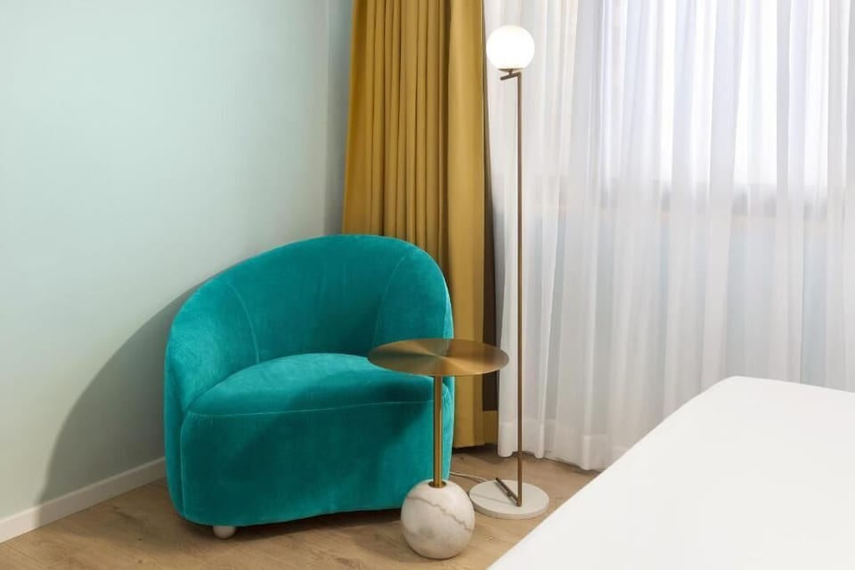 Minibar, desk, laptop workspace, free WiFi