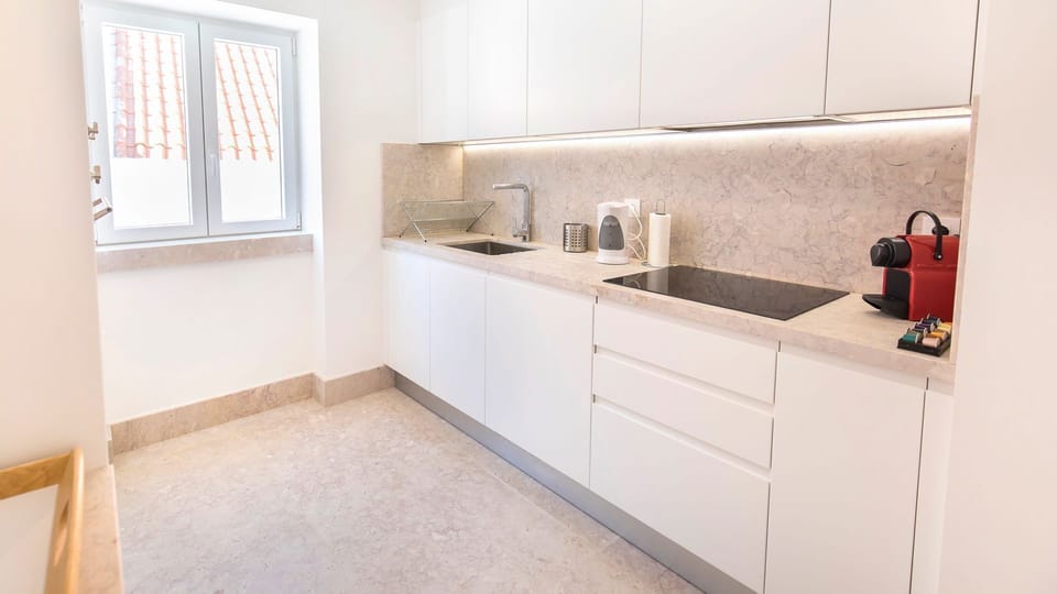 A sleek, fully equipped kitchen, ideal for preparing simple meals or enjoying a coffee before heading out to explore the city.
#ModernKitchen #FullyEquipped #HomeAwayFromHome #UrbanLiving #LovelyStay