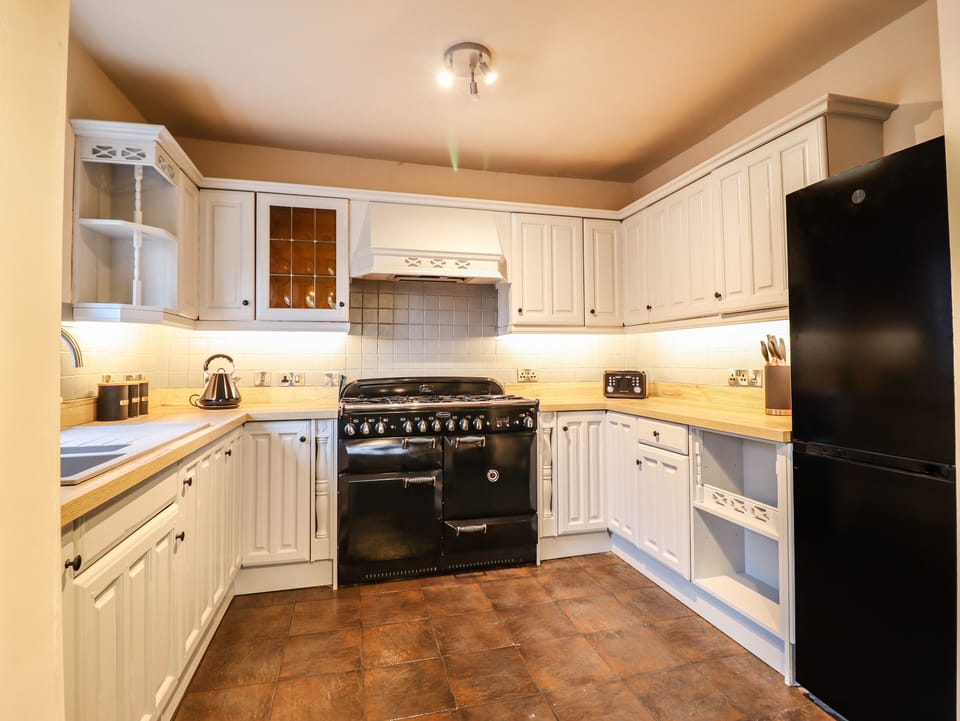 Cottage | Private kitchen | Fridge, microwave, electric kettle, toaster