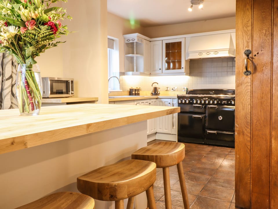 Cottage | Private kitchen | Fridge, microwave, electric kettle, toaster