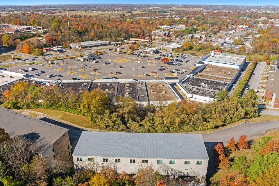 As you can see, we're within walking distance of Evelyn Hills! Here you'll find dining, shopping and entertainment.