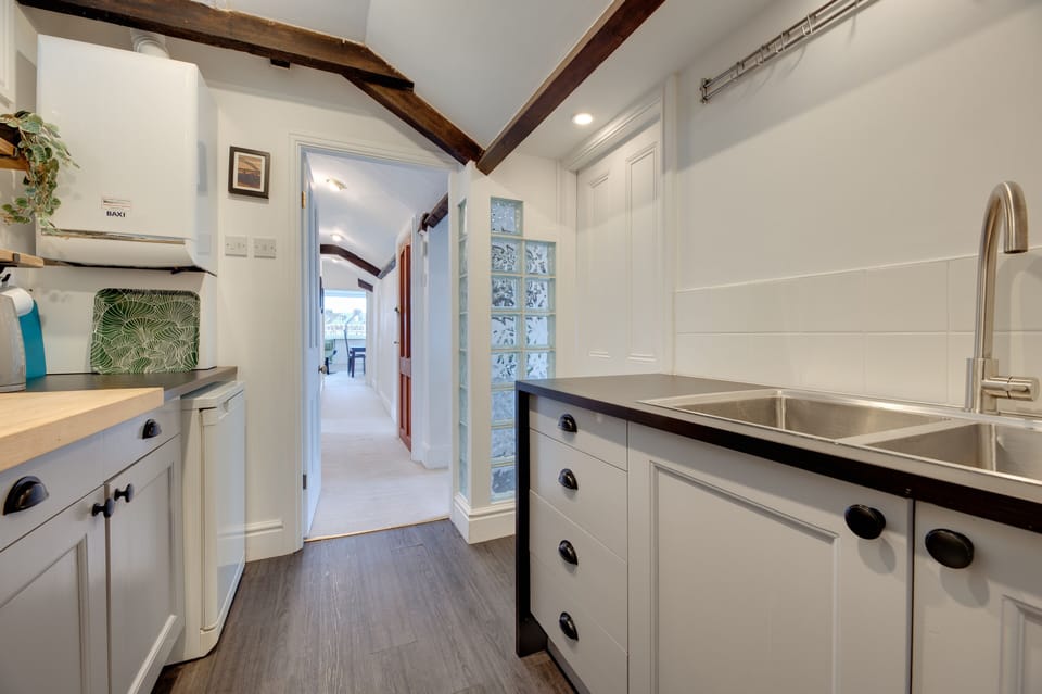 Room | Private kitchen | Oven, dishwasher, toaster, cookware/dishes/utensils