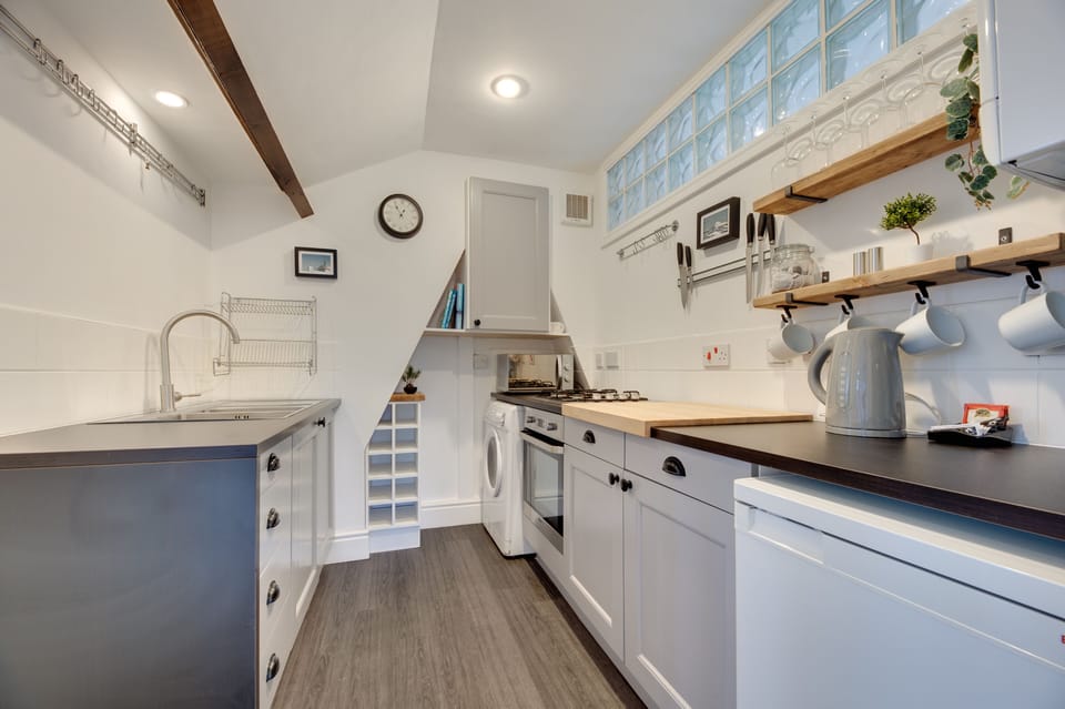 Room | Private kitchen | Oven, dishwasher, toaster, cookware/dishes/utensils