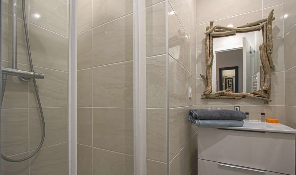 Studio Les Galets - Bathroom (Shower, Sink, Mirror, Storage, Heated towel rail, Hair dryer)