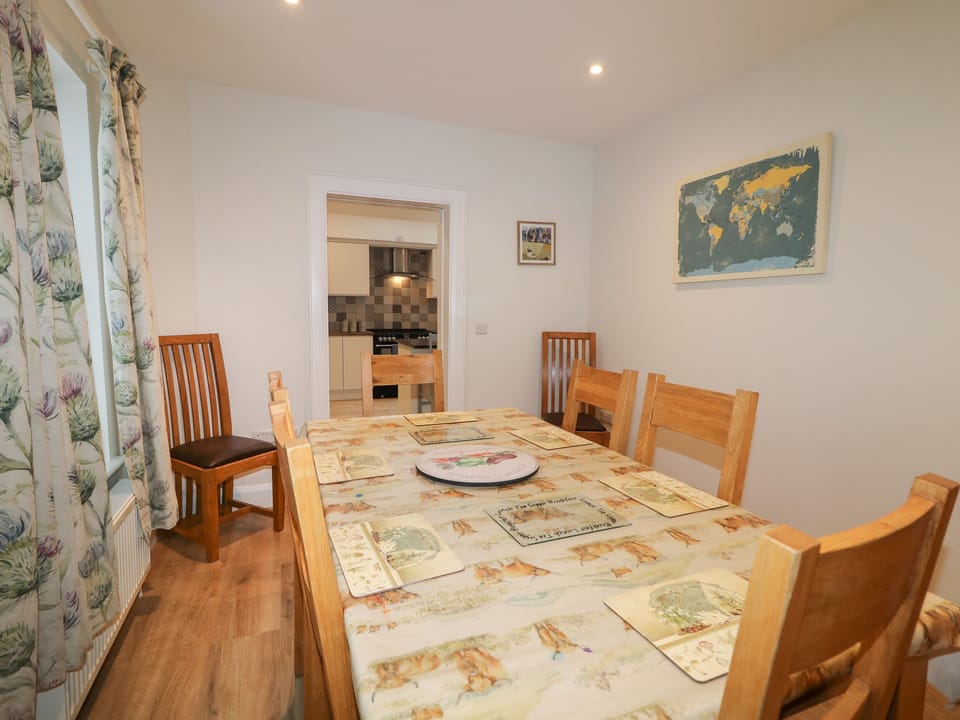 Cottage | Private kitchen | Fridge, microwave, electric kettle, toaster
