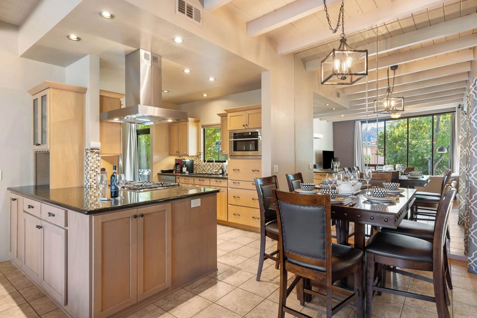 Kitchen and Dining Area seating for 6