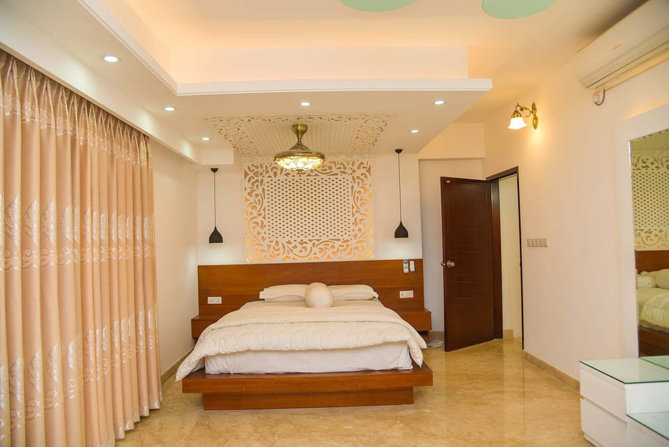 Business Studio Suite | In-room safe, desk, laptop workspace, iron/ironing board