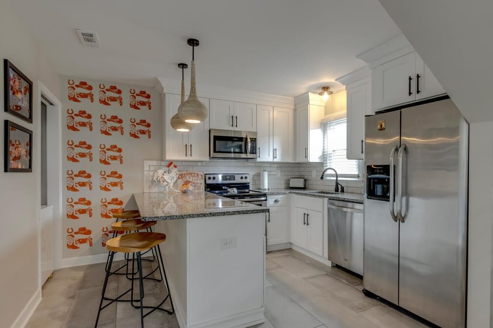 Fully equipped kitchen with island seating