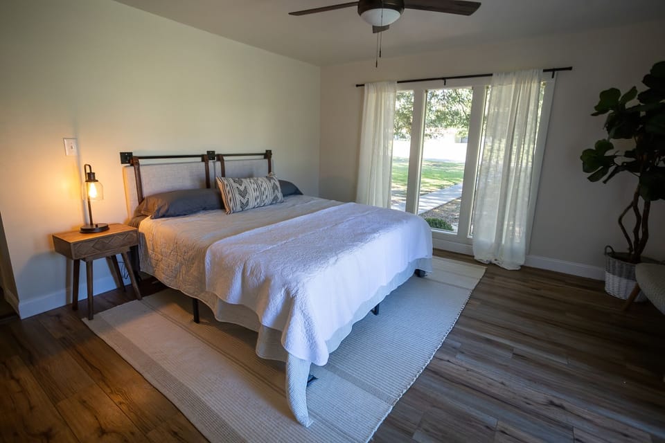 Master Bedroom, King Bed - Laurel, MS