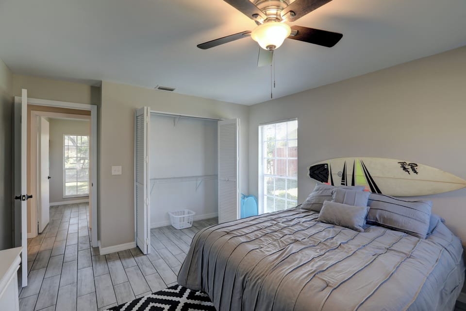 Master Bedroom (Queen Bed)/ Closet