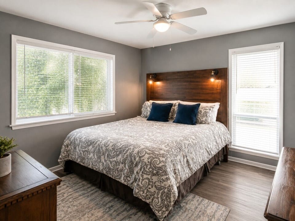 Bedroom 5 – King Bed with Neighborhood Views (Upstairs)