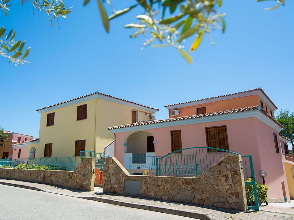 Wall, Building, Window, Residential Area, Facade, Home, Neighbourhood, Architecture, Town, House