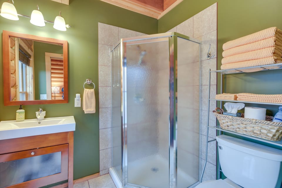 Full Bathroom | Towels | Complimentary Toiletries | Hair Dryer