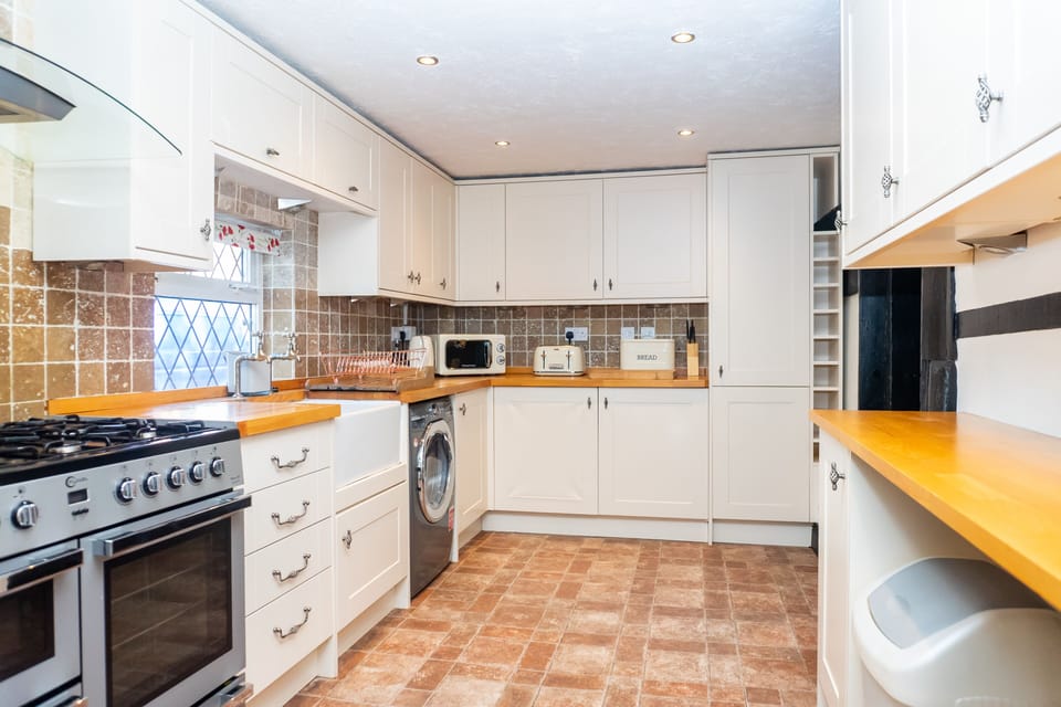 Comfort Cottage, Multiple Beds, Hot Tub | Private kitchen | Full-size fridge, microwave, oven, stovetop
