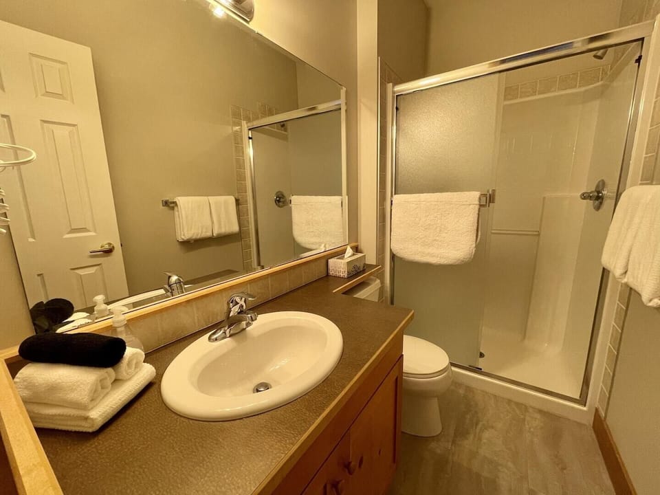 The ensuite full bathroom.