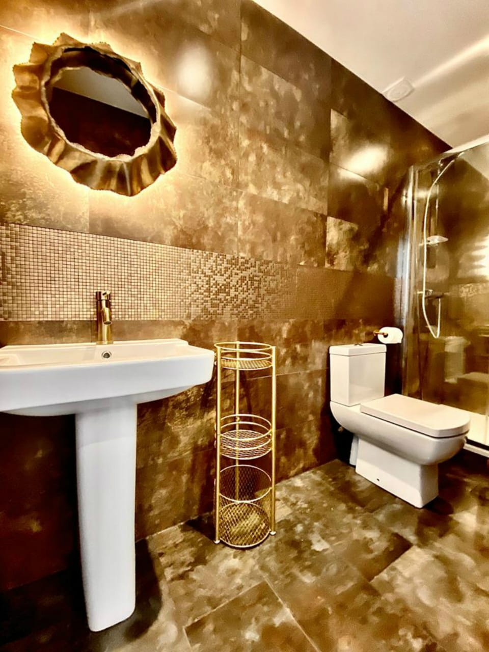Chic Room | Bathroom | Shower, free toiletries, hair dryer, slippers