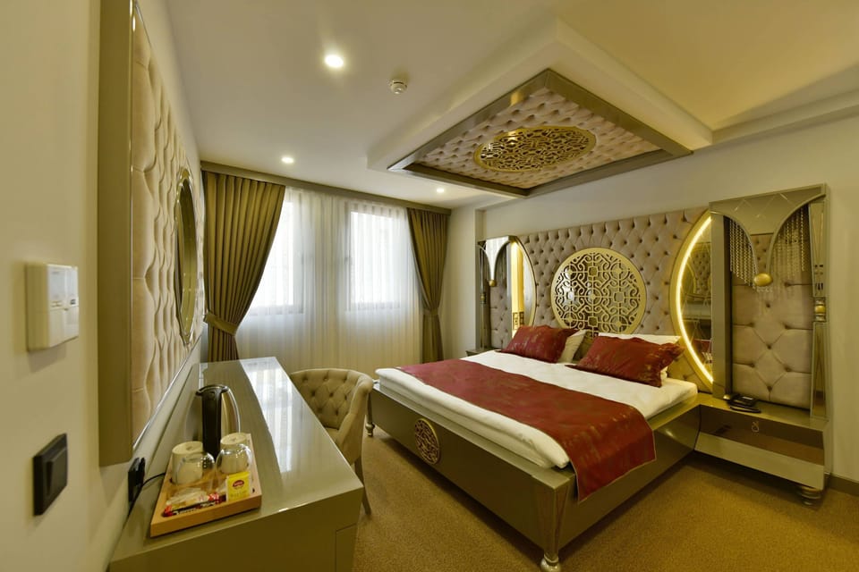 Corner Suite | Premium bedding, minibar, in-room safe, laptop workspace